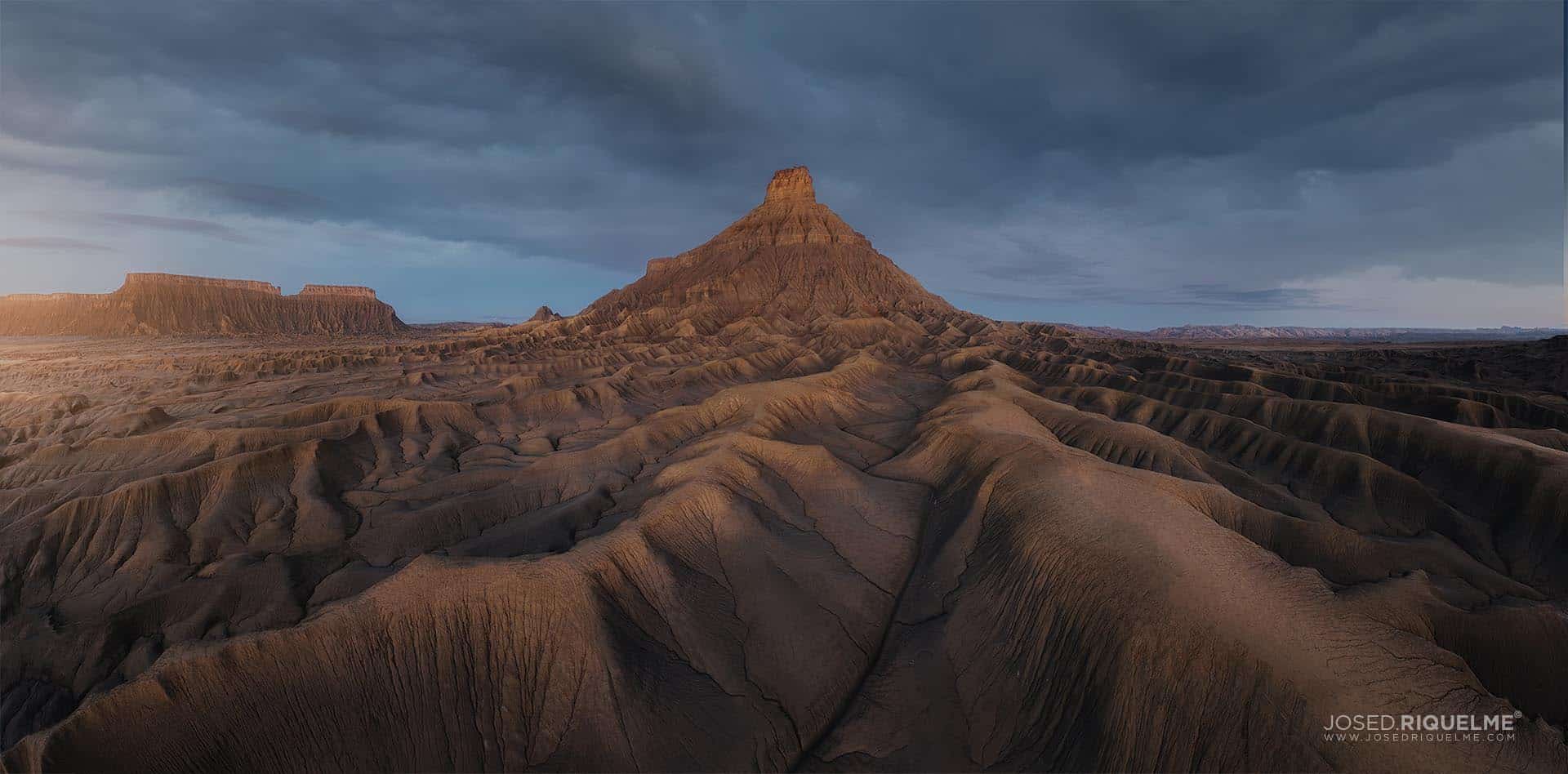 Factory Butte se alza sobre las tierras baldías bajo un cielo tormentoso, Utah