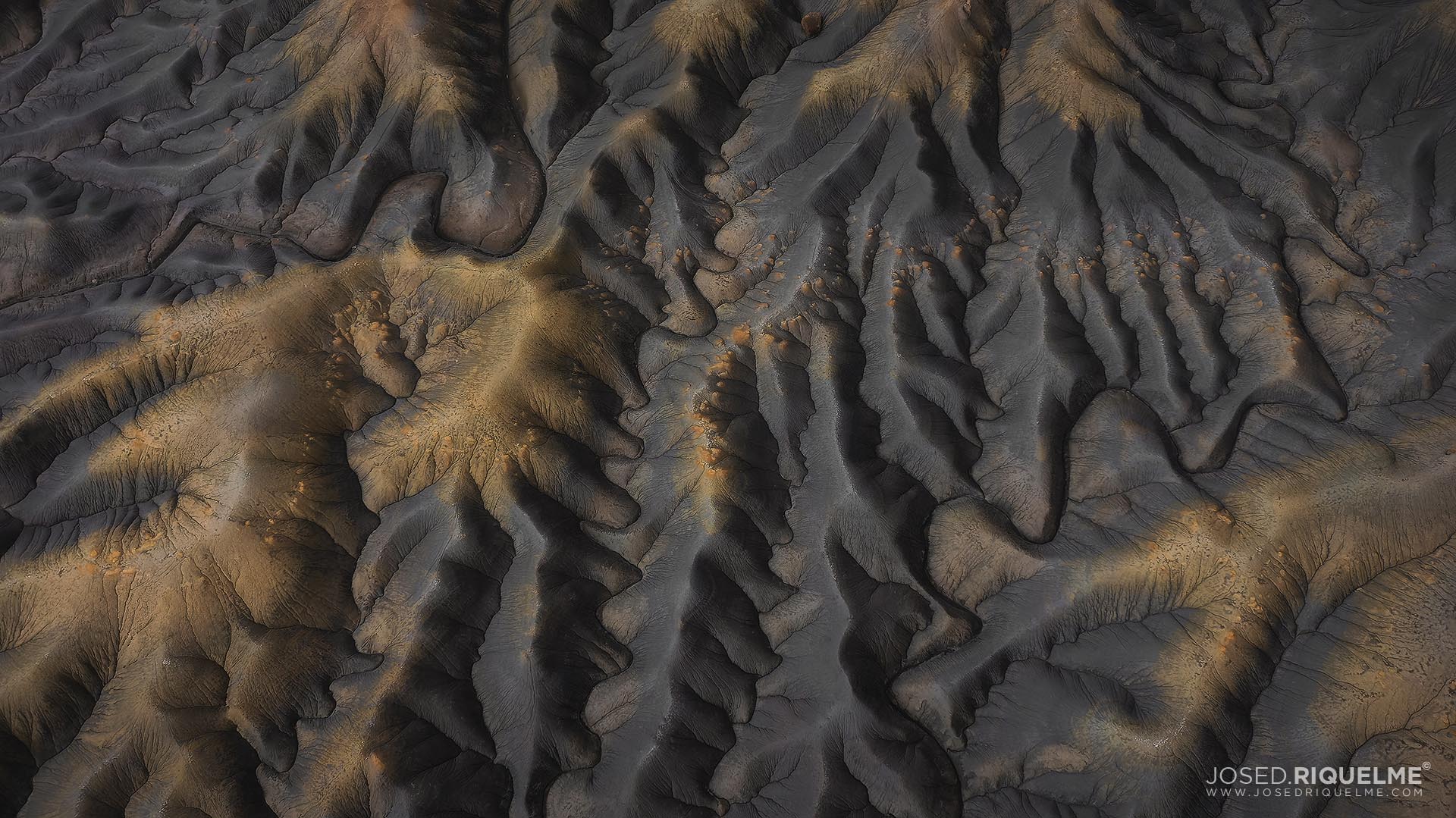 Vista aérea de las crestas erosionadas de las tierras baldías grises de Utah; recorrido fotográfico por Utah