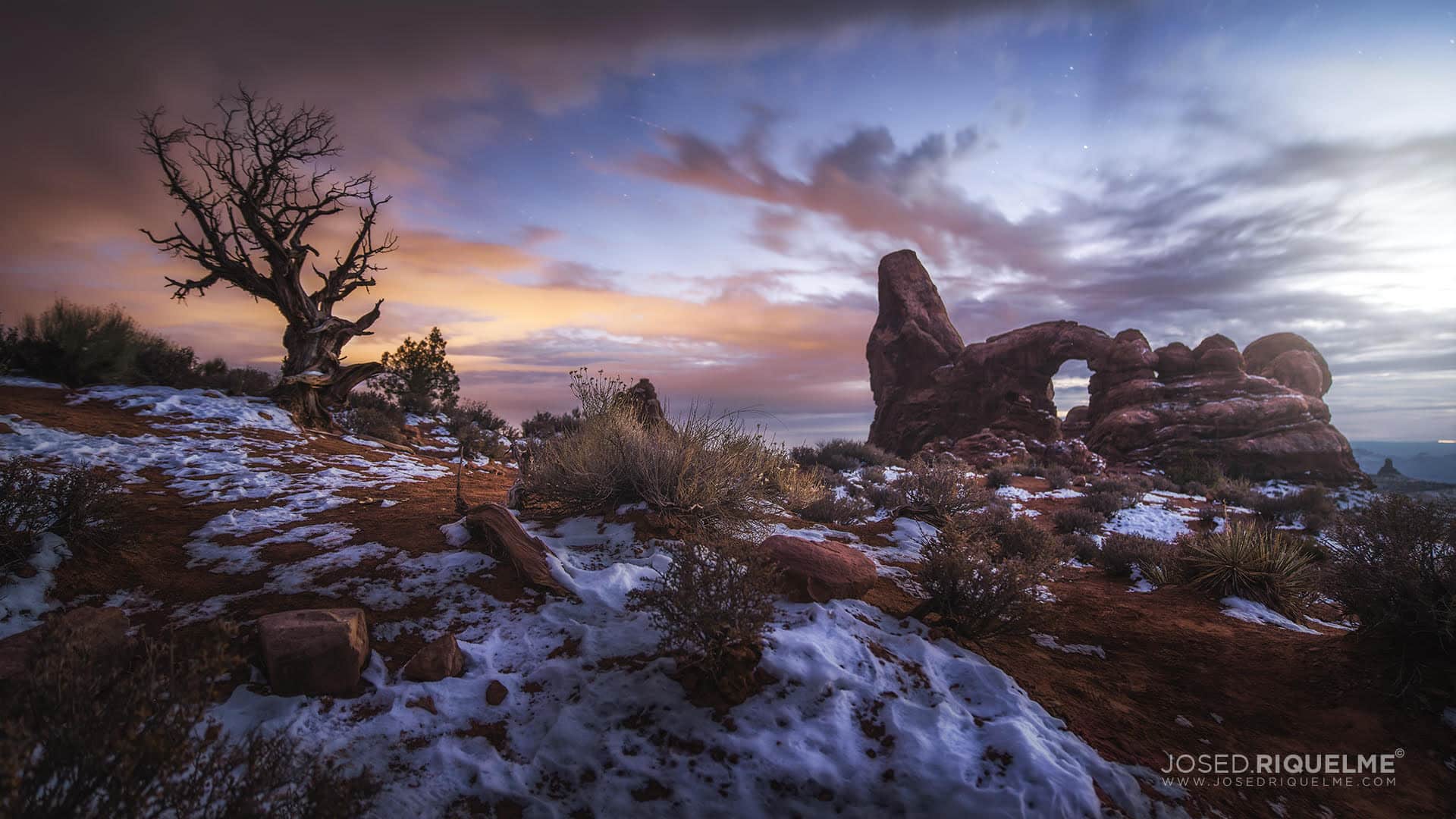 Desierto cubierto de nieve, enebro seco y arco de roca natural al atardecer: recorrido fotográfico por Utah
